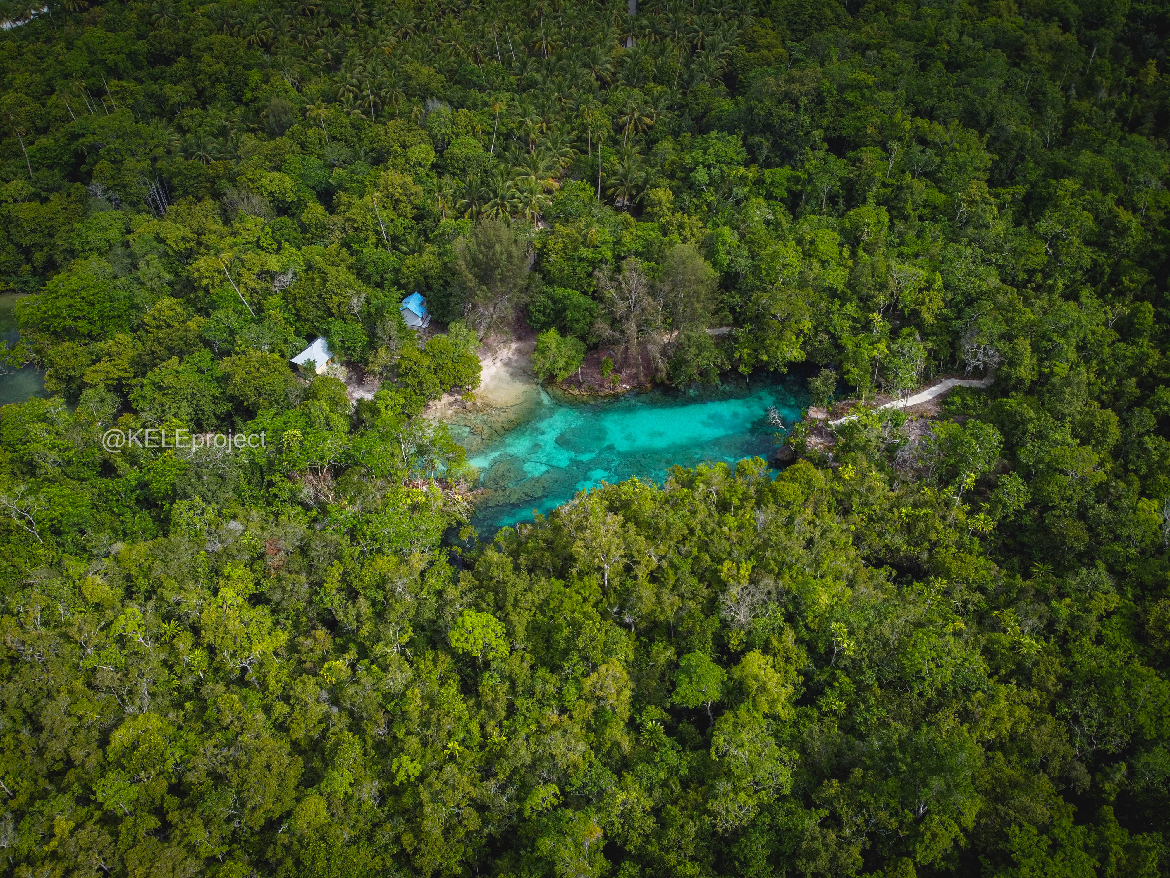 Wow! Ada Danau Air Asin Warna Biru Tosca di Tengah Hutan di Seram Timur, Maluku