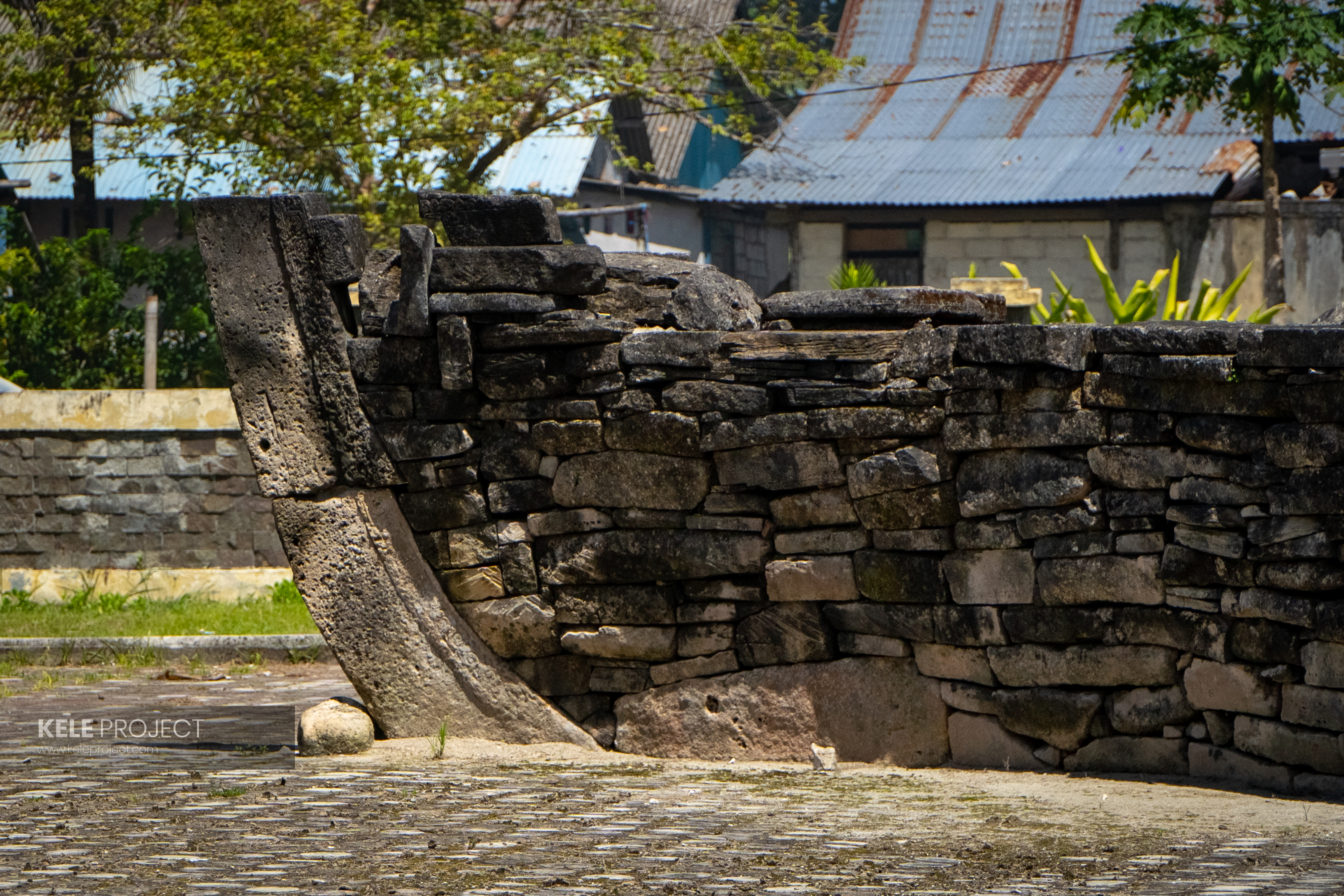 Perahu Batu (Natar) Sebagai Pusat Desa dan Tangga Batu Sebagai Pintu Masuk Desa Sangliat Dol, Kabupaten Kepulauan Tanimbar, Maluku
